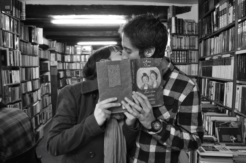 beso tras el libro_7177